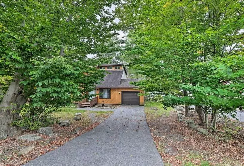 Game Room & Kayaks: Lakefront Poconos Home!
