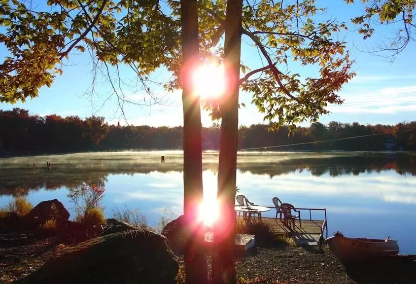 Game Room & Kayaks: Lakefront Poconos Home!