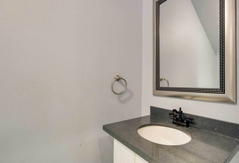 Luxe Southwest Houston Home W/ Balconies & Patio!