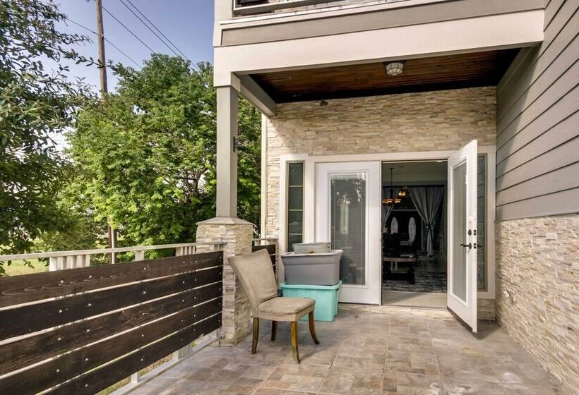 Luxe Southwest Houston Home W/ Balconies & Patio!