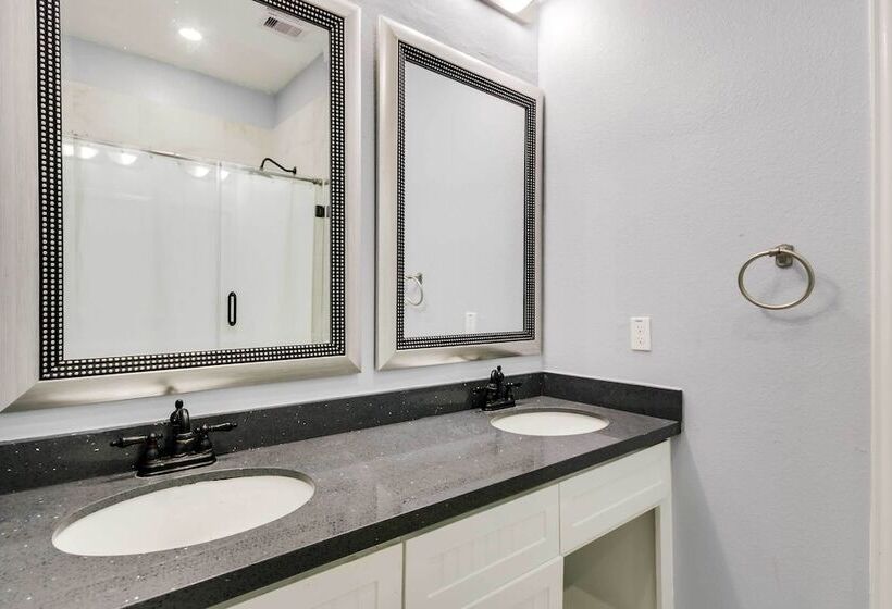 Luxe Southwest Houston Home W/ Balconies & Patio!