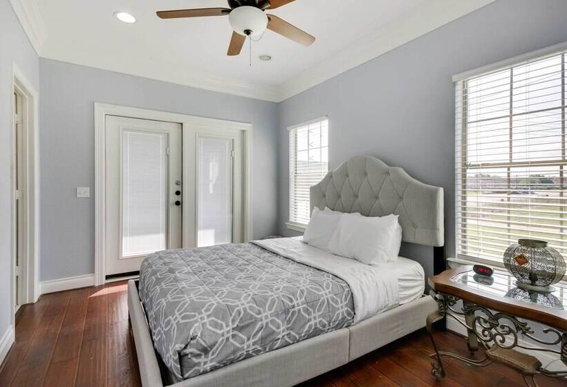 Luxe Southwest Houston Home W/ Balconies & Patio!