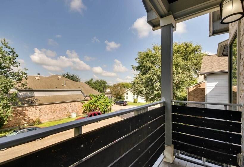 Luxe Southwest Houston Home W/ Balconies & Patio!