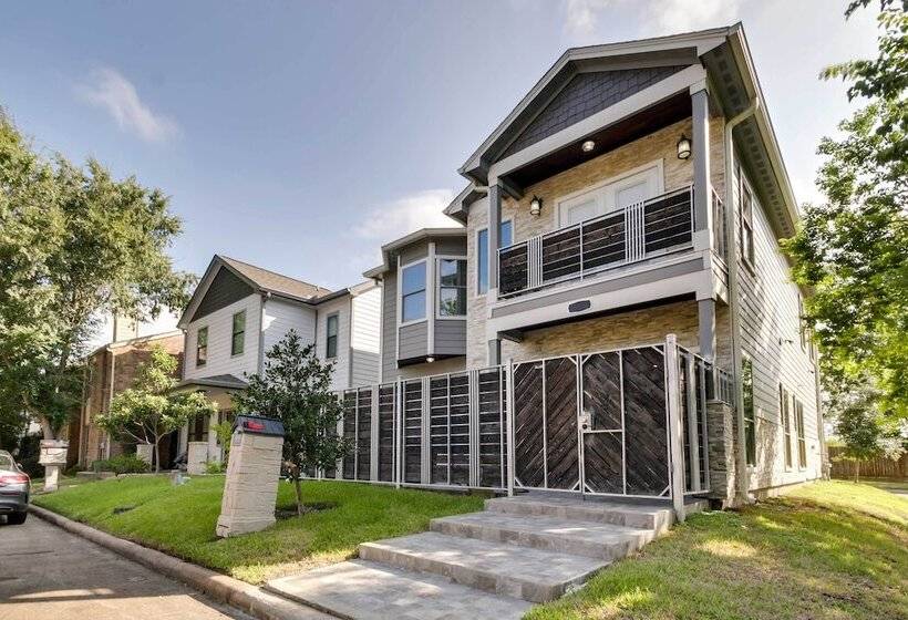 Luxe Southwest Houston Home W/ Balconies & Patio!
