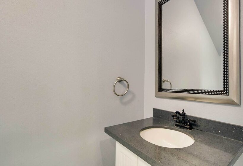 Luxe Southwest Houston Home W/ Balconies & Patio!