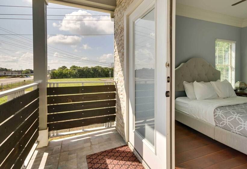 Luxe Southwest Houston Home W/ Balconies & Patio!