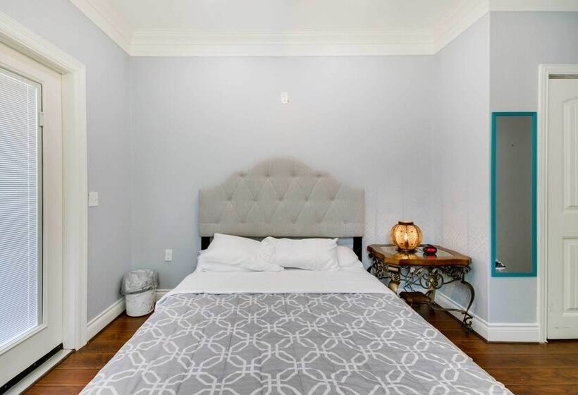 Luxe Southwest Houston Home W/ Balconies & Patio!