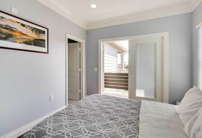 Luxe Southwest Houston Home W/ Balconies & Patio!