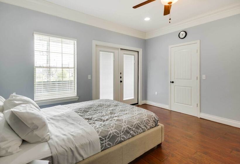 Luxe Southwest Houston Home W/ Balconies & Patio!