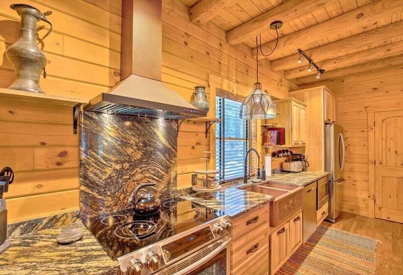 Luxury Mountain Cabin W/ Furnished Deck + Views!