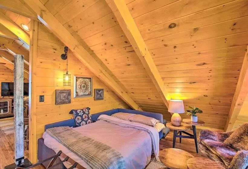 Luxury Mountain Cabin W/ Furnished Deck + Views!