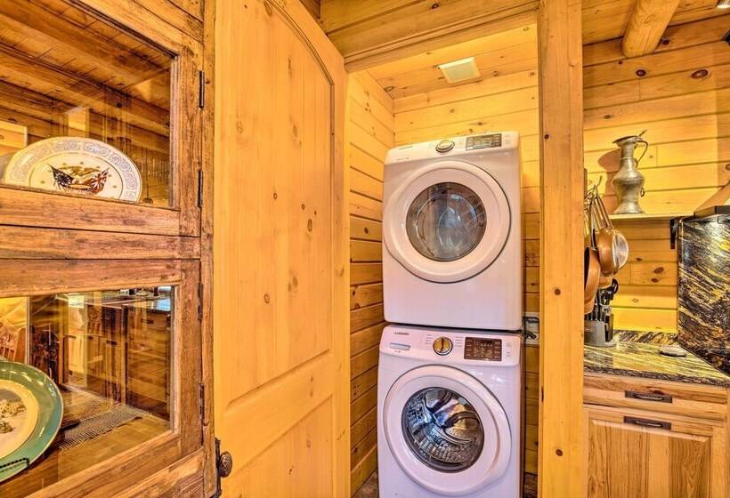 Luxury Mountain Cabin W/ Furnished Deck + Views!