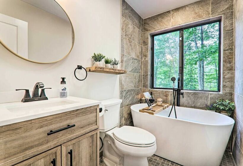 Lake & Pool Access: Home Near Tobyhanna State Park