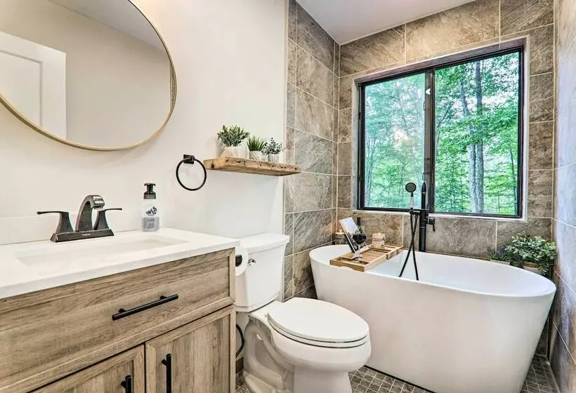 Lake & Pool Access: Home Near Tobyhanna State Park