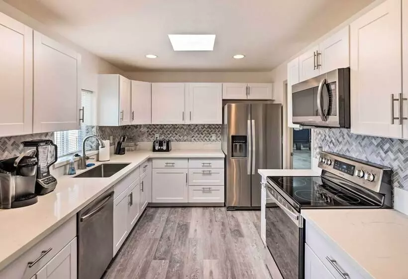Lake Havasu City Home: Putting Green, Pool Access!