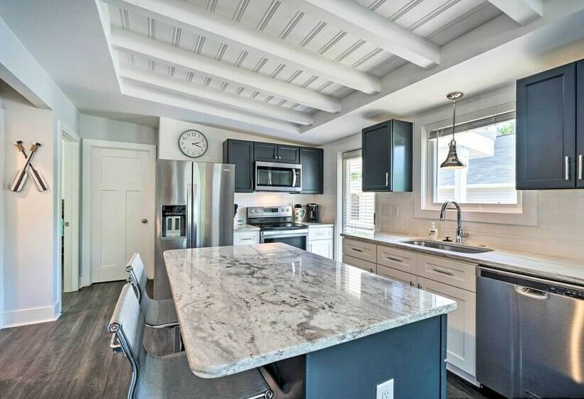 Modern Oak Island Escape: 1 Mile To Long Beach!