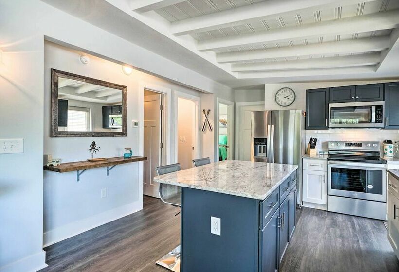 Modern Oak Island Escape: 1 Mile To Long Beach!