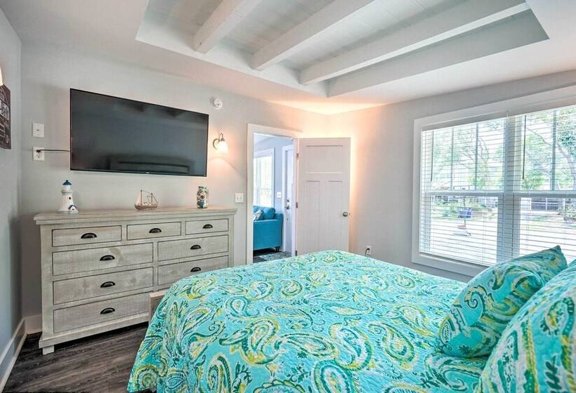 Modern Oak Island Escape: 1 Mile To Long Beach!