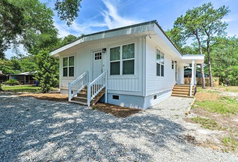 Modern Oak Island Escape: 1 Mile To Long Beach!