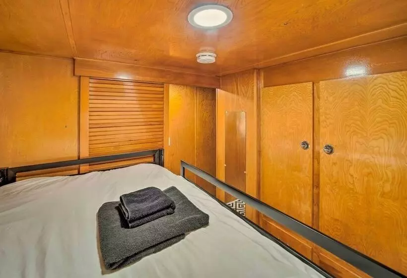 Waterfront Payson Escape W/ Private Hot Tub & Deck