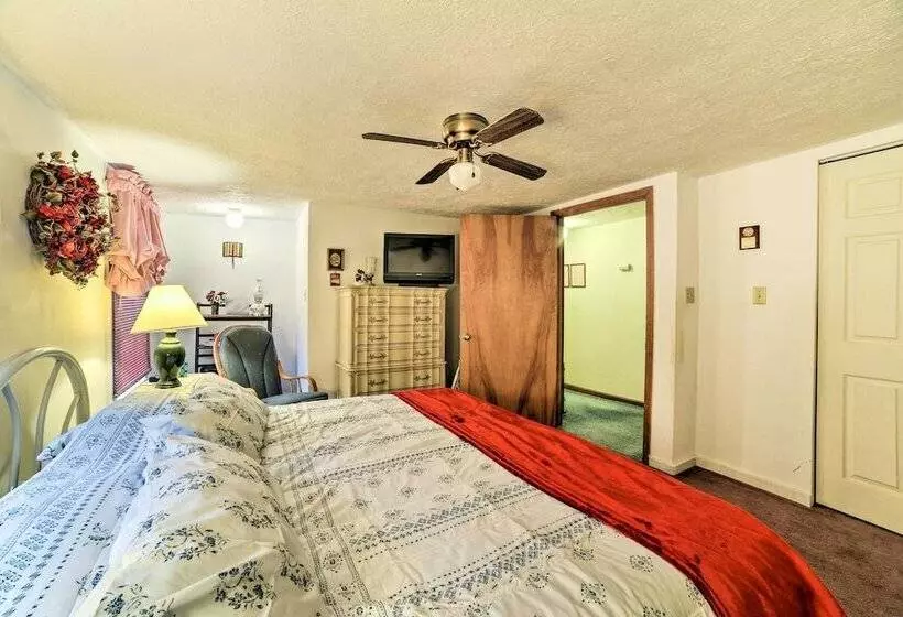 Peaceful Hazel Cottage W/ Deck & Yard!