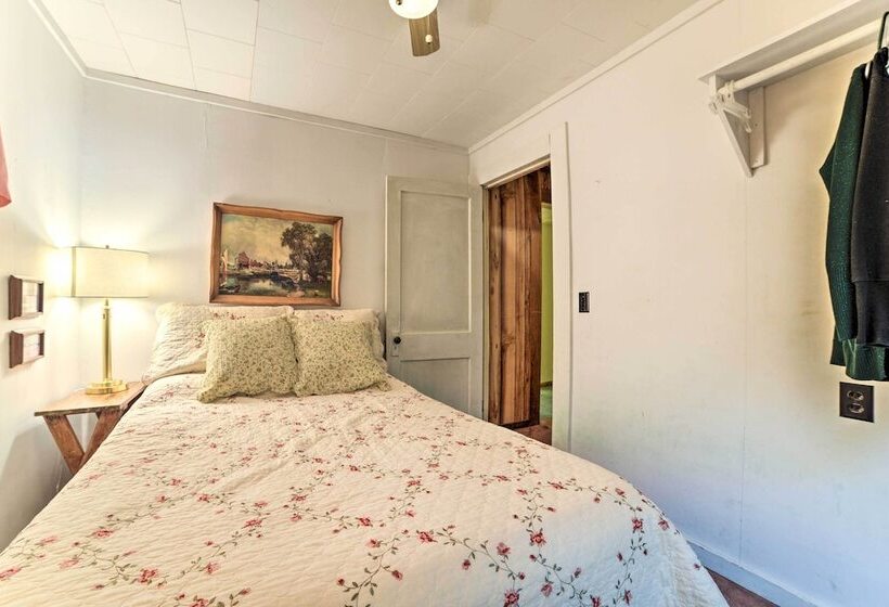 Peaceful Hazel Cottage W/ Deck & Yard!