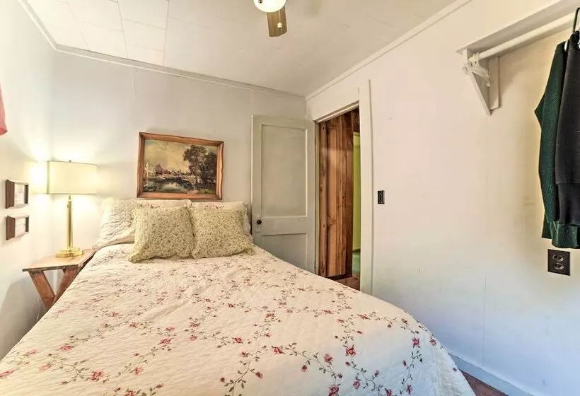 Peaceful Hazel Cottage W/ Deck & Yard!