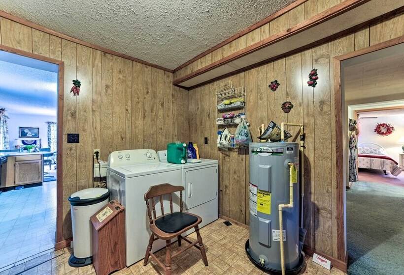 Peaceful Hazel Cottage W/ Deck & Yard!