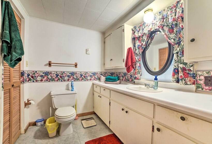 Peaceful Hazel Cottage W/ Deck & Yard!