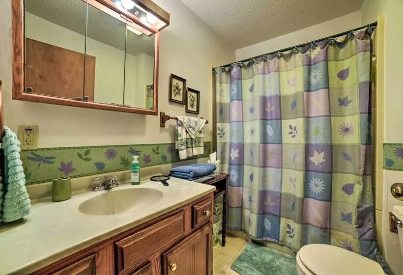 Peaceful Hazel Cottage W/ Deck & Yard!