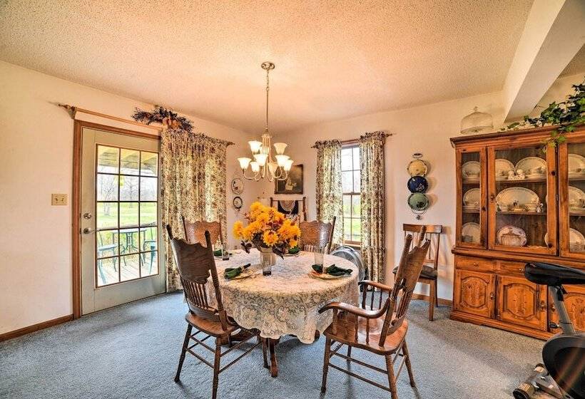 Peaceful Hazel Cottage W/ Deck & Yard!