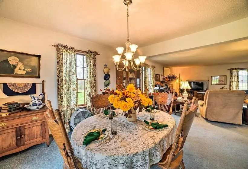 Peaceful Hazel Cottage W/ Deck & Yard!