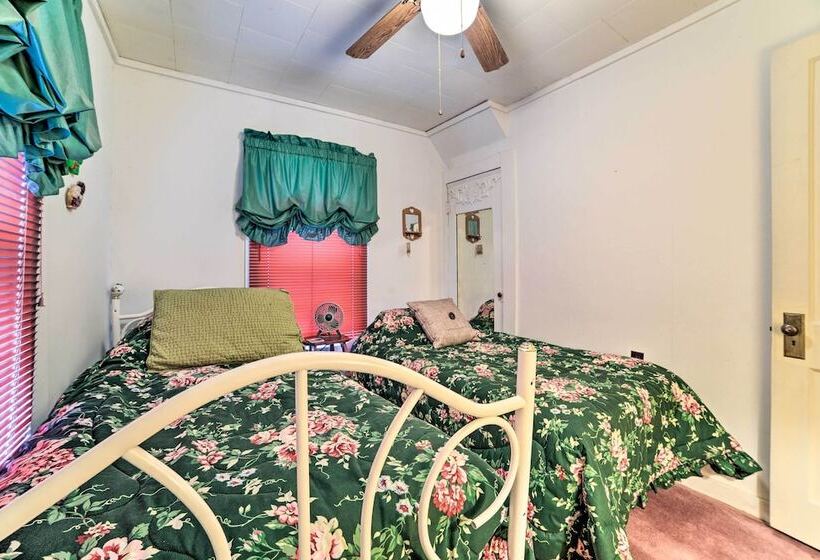 Peaceful Hazel Cottage W/ Deck & Yard!