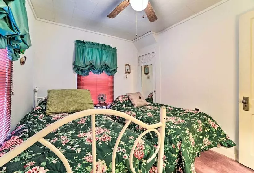 Peaceful Hazel Cottage W/ Deck & Yard!