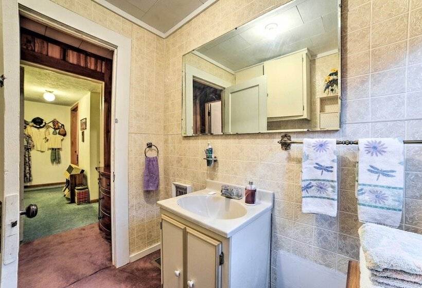 Peaceful Hazel Cottage W/ Deck & Yard!