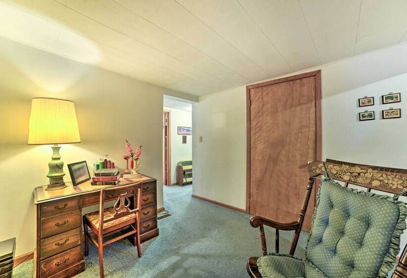 Peaceful Hazel Cottage W/ Deck & Yard!