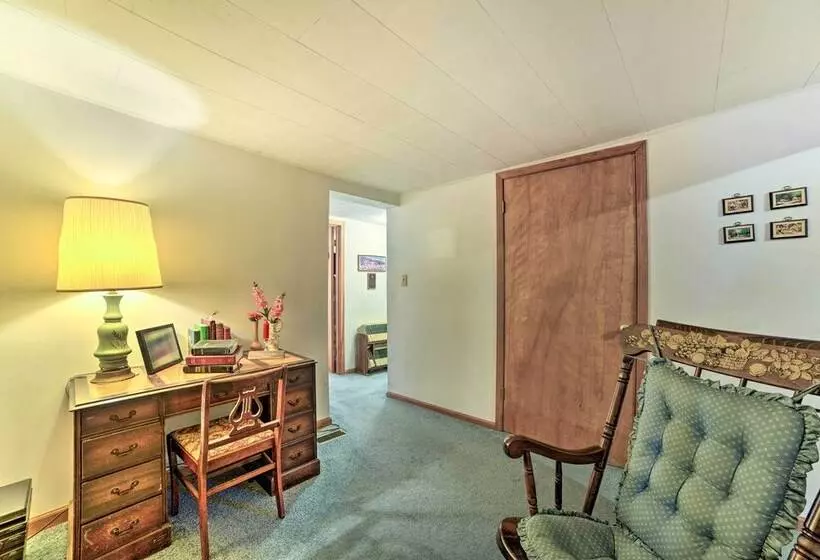 Peaceful Hazel Cottage W/ Deck & Yard!
