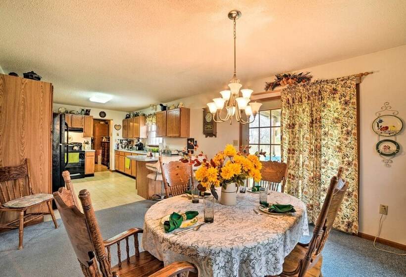 Peaceful Hazel Cottage W/ Deck & Yard!