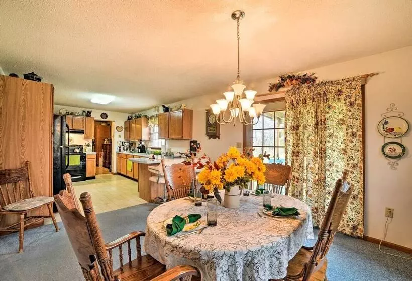 Peaceful Hazel Cottage W/ Deck & Yard!