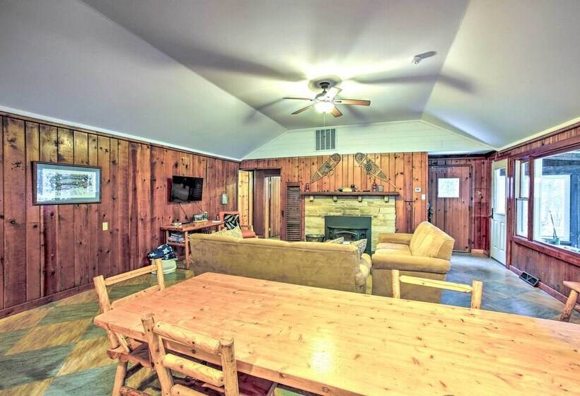 Peaceful Traverse City Cabin ~ 16 Mi To Dtwn!