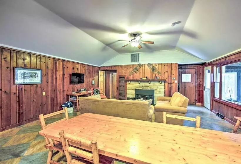 Peaceful Traverse City Cabin ~ 16 Mi To Dtwn!