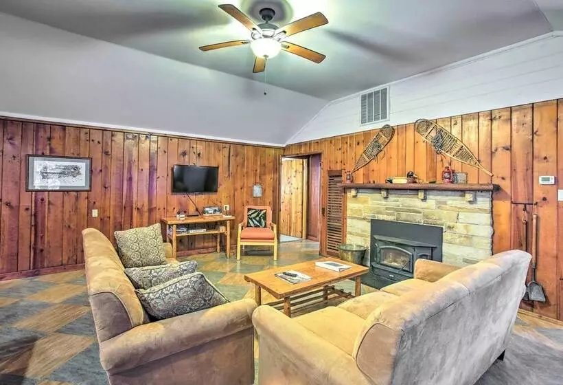 Peaceful Traverse City Cabin ~ 16 Mi To Dtwn!