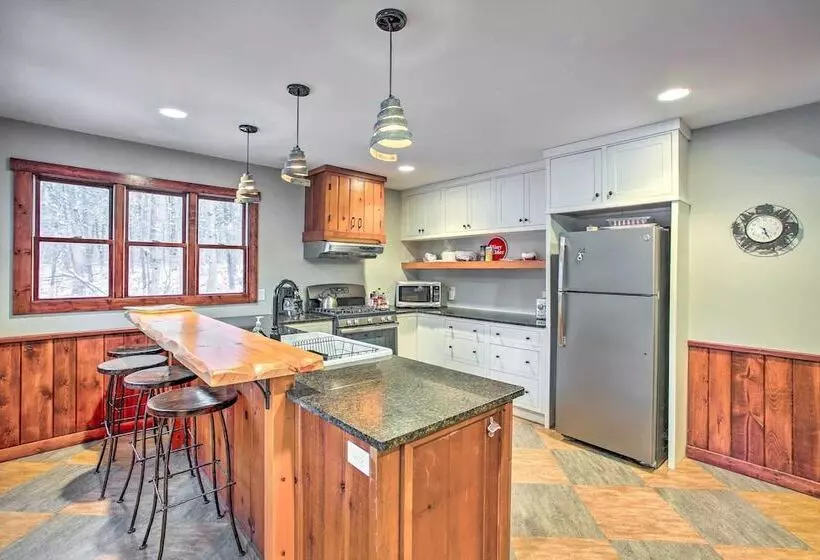 Peaceful Traverse City Cabin ~ 16 Mi To Dtwn!