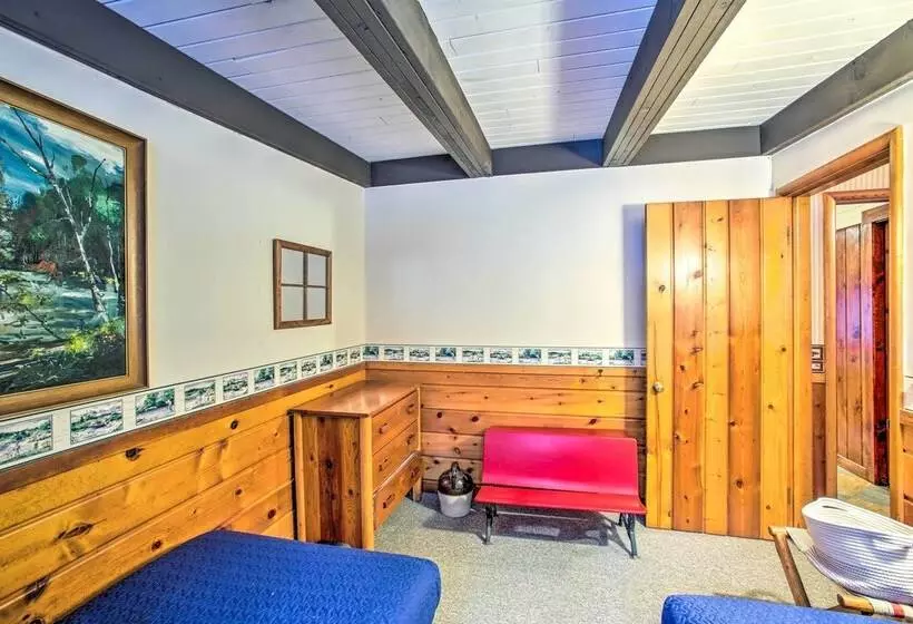 Peaceful Traverse City Cabin ~ 16 Mi To Dtwn!