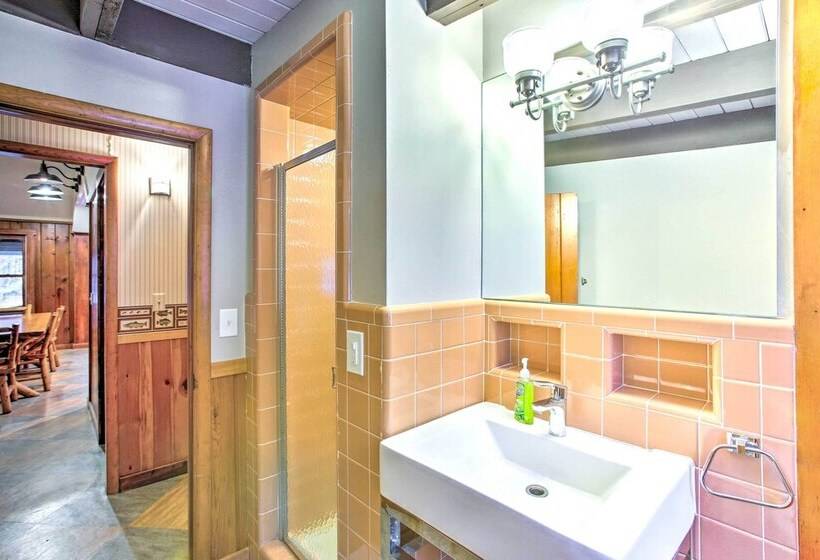 Peaceful Traverse City Cabin ~ 16 Mi To Dtwn!