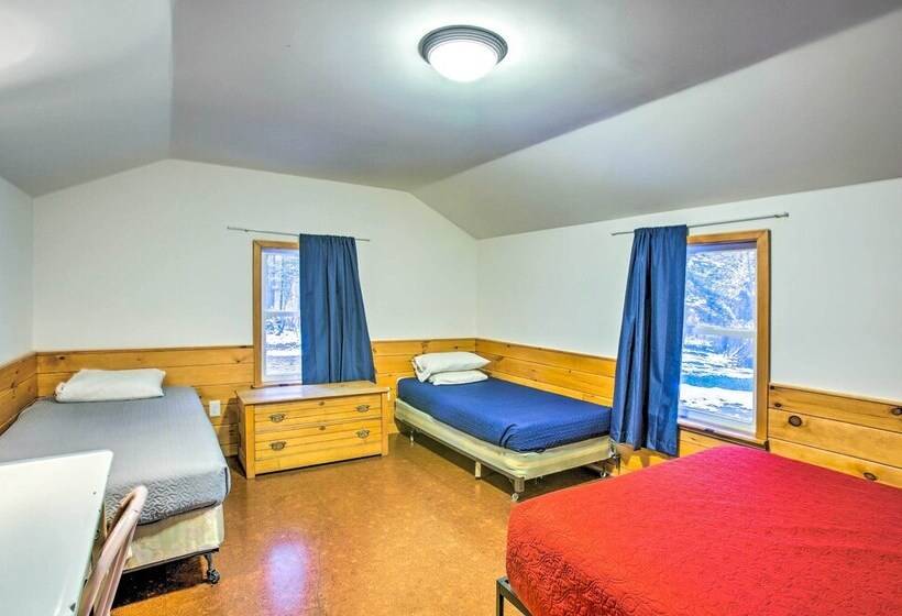 Peaceful Traverse City Cabin ~ 16 Mi To Dtwn!