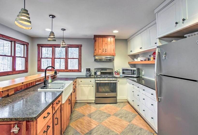 Peaceful Traverse City Cabin ~ 16 Mi To Dtwn!