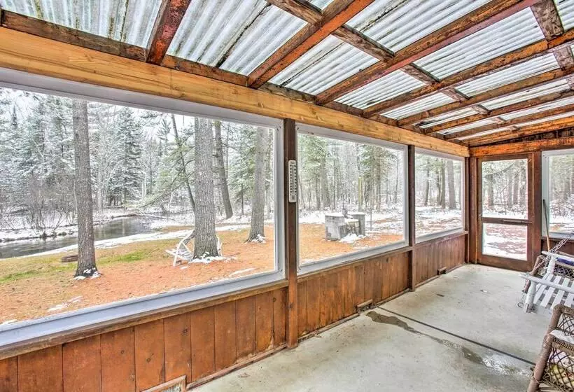 Peaceful Traverse City Cabin ~ 16 Mi To Dtwn!