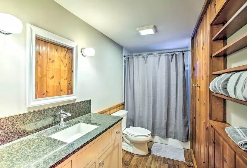 Peaceful Traverse City Cabin ~ 16 Mi To Dtwn!