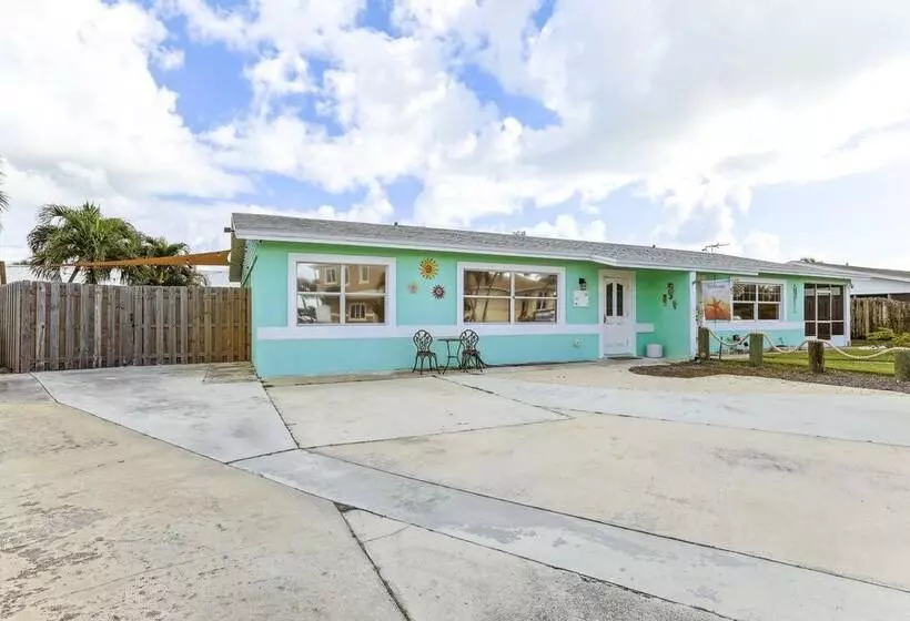 Jensen Beach Home: 1/4 Mi To Beach Access!